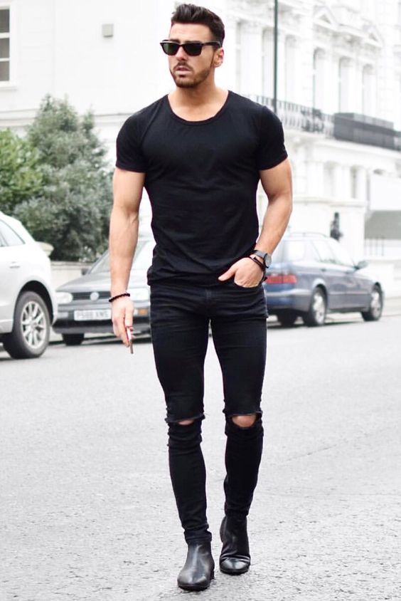 Look all black com camiseta preta e calça jeans