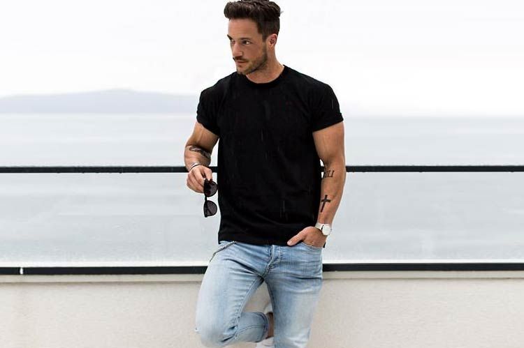 Camiseta preta com calça jeans clara